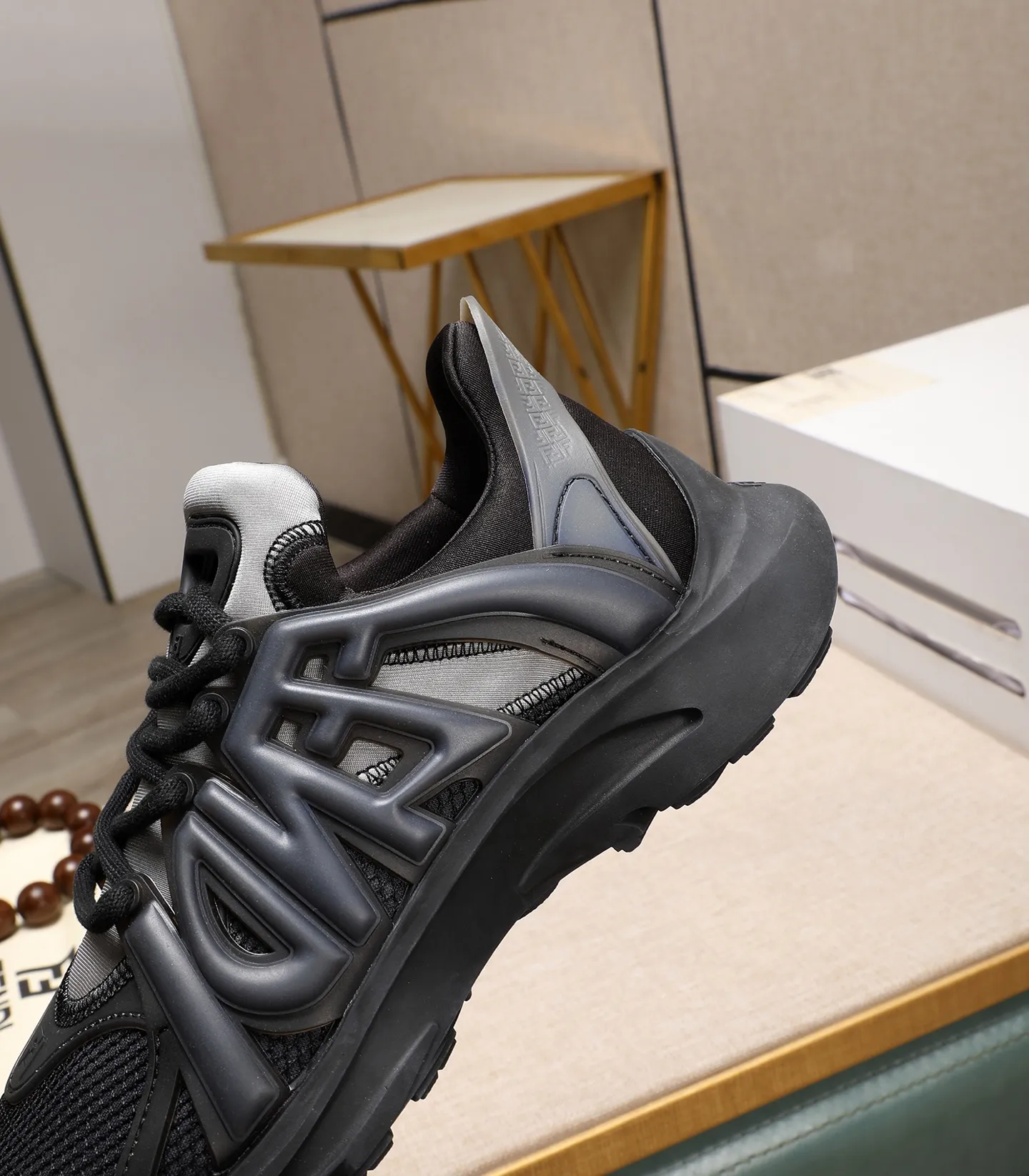 Men's Men's Shoes 💰800 Fendi Fendi's latest Tag series of men's casual mesh sports running shoes, originally purchased and developed, this Tag sneaker is a one-leg sneaker, made of black high-tech mesh material with gray neoprene details. Oversized FENDI lettering on the side and translucent rubber details. Light and flexible rubber running shoe soles, beautifully packaged at the delivery counter, customized breathable lining, original molded foam rubber outsole, sole thickness: 3.5CM! Size: 40-44 (customized at 39.45.46)